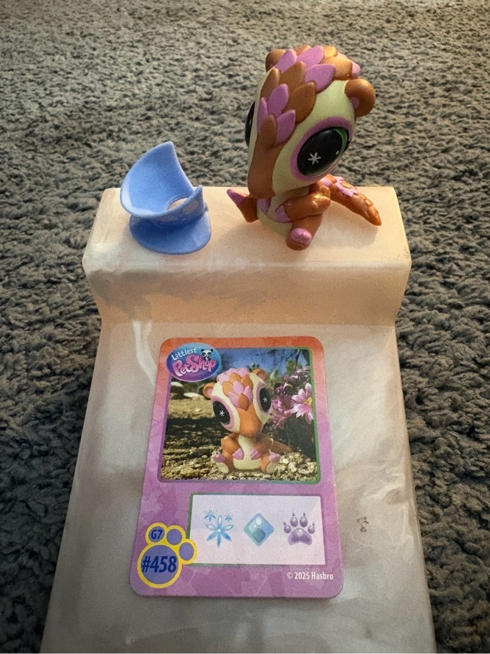 NWOT Littlest Pet Shop Armadillo with a Blue Thing #458